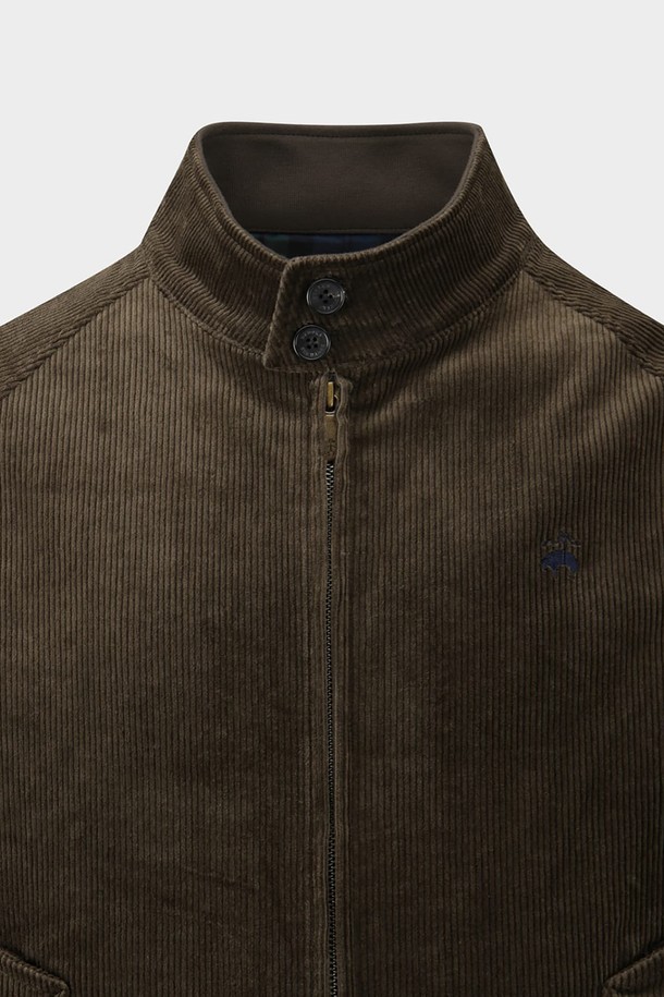 코듀로이 헤링턴 점퍼 (브라운) (BBOTMBF302)는 가을과 겨울에 어울리는 클래식하고 캐주얼한 스타일의 아우터입니다. 부드러운 촉감의 코듀로이 소재에 레귤러핏으로 제작되어 편안한 착용감을 제공합니다. 집업 스타일로 간편하게 입고 벗을 수 있으며, 소매와 밑단 립 디테일, 블랙워치 패턴 안감, 자수 로고 디테일이 특징입니다. 일상, 가을 나들이, 데이트 등 다양한 TPO에 활용하여 클래식, 캐주얼, 미니멀 무드를 연출할 수 있습니다. 두꺼운 두께감으로 보온성을 높여 겨울철에도 따뜻하게 입을 수 있습니다.
