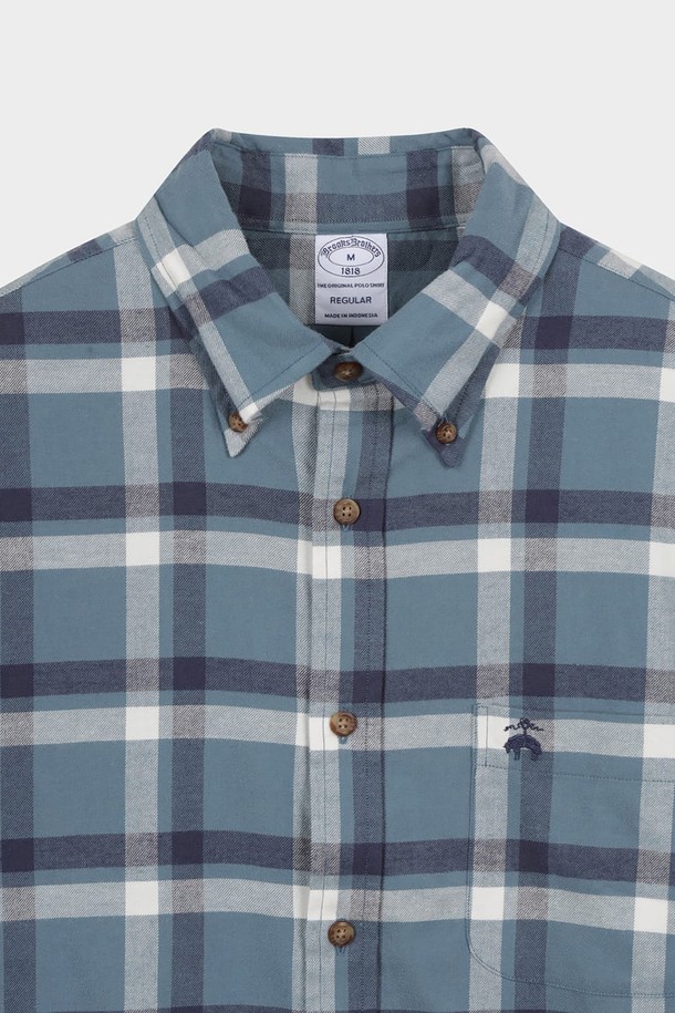 플란넬 체크 셔츠 (블루) (BBTHMFF401)는 클래식과 캐주얼 스타일을 모두 아우르는 남성용 플란넬 셔츠입니다. 부드러운 면 소재로 제작되어 가을과 겨울철에 따뜻하고 편안하게 착용할 수 있습니다. 블랙워치 타탄 체크 패턴과 버튼다운 칼라 디자인이 특징이며, 칼라 끝 부분의 버튼 장식이 포인트를 더합니다. 레귤러핏으로 제작되어 다양한 체형에 잘 어울리며, 데일리룩, 출근룩, 모임룩 등 다채로운 TPO에 활용하기 좋습니다.
