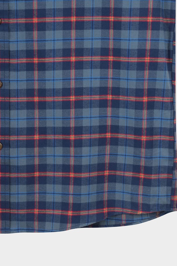 네이비 컬러의 플란넬 체크 셔츠 (BBTHMFF401)입니다. 부드러운 면 소재로 제작되어 가을, 겨울 시즌에 따뜻하고 편안하게 착용하기 좋습니다. 블랙워치 타탄체크 패턴과 버튼다운 칼라, 칼라 끝 버튼 디테일이 클래식하고 캐주얼한 스타일을 연출합니다. 레귤러핏으로 제작되어 유니버설 착용감을 선사하며, 데일리룩, 출근룩, 모임룩 등 다양한 TPO에 활용할 수 있습니다. 긴 소매 기장과 두꺼운 두께감으로 보온성을 높였습니다.
