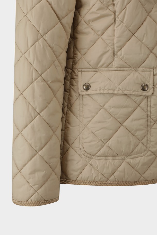 따뜻하고 포근한 여성 퀼팅 재킷 (베이지)입니다. 가을, 겨울철 일상생활에서 보온성을 더해주는 두꺼운 두께감의 나일론 소재로 제작되었습니다. 베이직하고 캐주얼한 스타일로, 밑단 스냅버튼과 로고 포인트 디테일이 돋보입니다. 레귤러핏에 긴 소매 기장으로 편안하게 착용 가능하며, 스냅 여밈 방식으로 간편하게 탈착할 수 있습니다. 겨울 데일리룩, 산책룩, 동네 마실룩 등 다양한 TPO에 맞춰 캐주얼, 클래식, 미니멀한 스타일을 연출해보세요.
