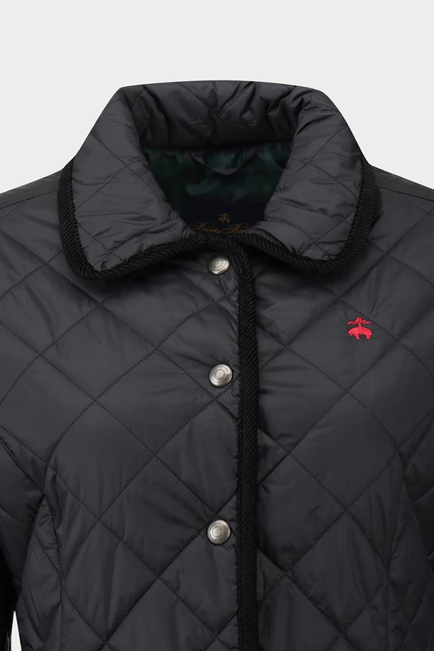 [여성] 퀼팅 재킷 (블랙) (BBOPWBF401)은 베이직하고 캐주얼한 스타일의 여성 겨울 아우터입니다. 두꺼운 두께감과 나일론 소재로 제작되어 보온성을 높였으며, 레귤러 핏으로 편안하게 착용할 수 있습니다. 긴 소매와 퀼팅 패턴이 특징이며, 밑단 스냅 버튼으로 실루엣 조절이 가능합니다. 일상, 산책, 여행 등 다양한 TPO에 활용 가능하며, 캐주얼, 미니멀, 클래식 스타일을 즐겨 입는 분들께 추천합니다. 골든플리스 로고가 디자인의 포인트를 더합니다.
