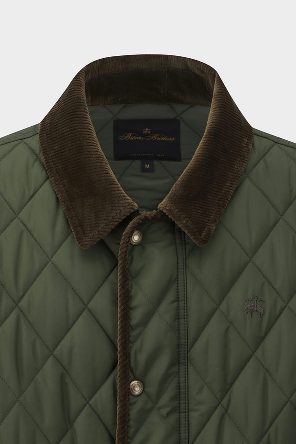 올리브 컬러의 퀼팅 점퍼 (BBOPMBF402)입니다. 봄, 가을 시즌에 착용하기 좋은 두꺼운 두께감의 레귤러핏 점퍼로, 캐주얼하고 베이직한 스타일을 연출합니다. 쏘모어 충전재를 사용하여 보온성을 높였으며, 코듀로이 디테일과 포켓 디테일이 특징입니다. 일상생활은 물론, 가을 나들이룩이나 동네 마실룩에 활용하기 좋습니다. 긴 소매 기장의 버튼 여밈 방식으로, 캐주얼, 클래식, 미니멀 스타일을 즐겨 입는 분들께 추천합니다.
