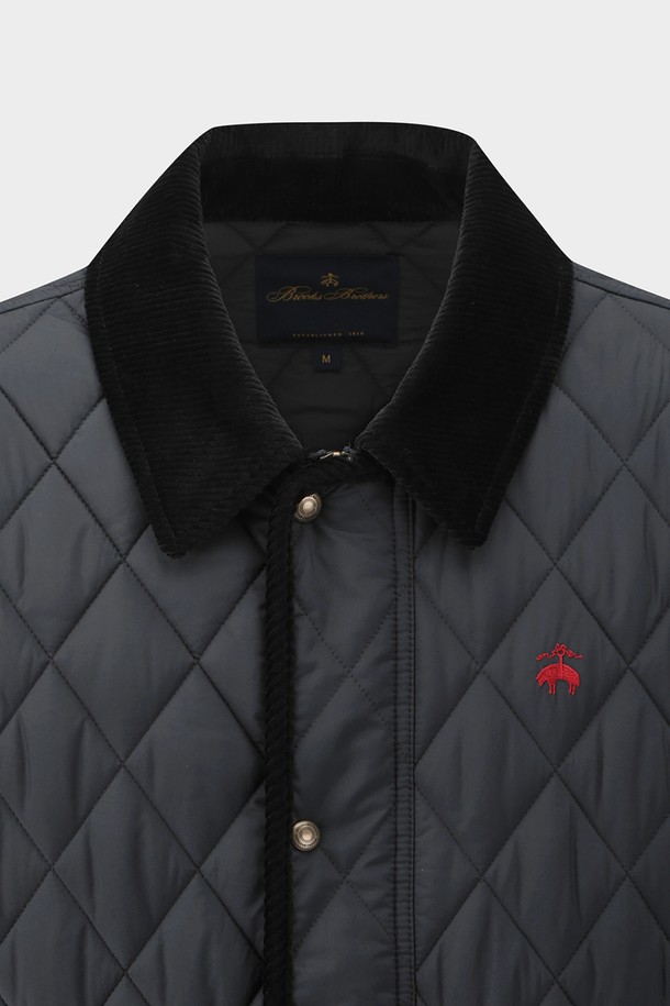 다크 네이비 컬러의 퀼팅 점퍼입니다. 가을, 봄 시즌에 어울리는 캐주얼하고 베이직한 스타일의 아우터로, 일상 속 편안함을 더합니다. 퀼팅 스티치와 코듀로이 디테일이 돋보이며, Thermore 충전재를 사용하여 보온성을 높였습니다. 레귤러 핏에 스냅 여밈 방식으로 간편하게 착용할 수 있으며, 동네 마실룩이나 가을 나들이룩에 매치하기 좋습니다. 폴리에스테르 소재로 제작되어 부드러운 촉감을 선사합니다.
