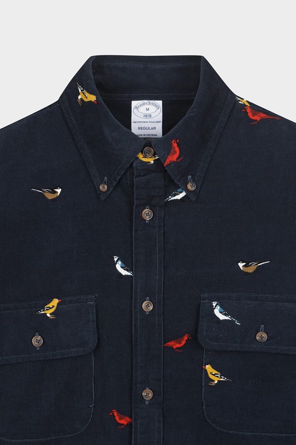 네이비 컬러의 플란넬 버드 패턴 셔츠 (BBTHMFF402)입니다. 가을, 겨울에 어울리는 클래식 스타일의 긴소매 플란넬 셔츠로, 1900년대에 처음 선보인 폴로 버튼다운 디자인을 기반으로 제작되었습니다. 셔츠 전면에 버드 프린트와 스코티쉬 타탄 패턴이 적용되어 있으며, 셔츠 칼라 끝에는 단추 디테일이 돋보입니다. 레귤러 핏으로 제작되어 편안한 착용감을 선사하며, 데일리룩, 데이트룩, 카페룩 등 다양한 TPO에 활용하기 좋습니다. 면 소재로 제작되어 부드러운 촉감을 자랑합니다.
