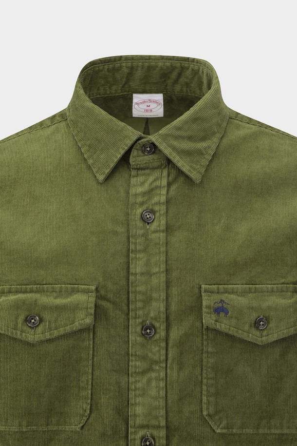 15W 코듀로이 셔츠 재킷 (올리브) (BBTHMNF401)은 가을과 겨울에 착용하기 좋은 남성용 셔츠 재킷입니다. 톤 다운된 올리브 컬러의 무지 디자인으로, 캐주얼 및 베이직 스타일을 연출하기 좋습니다. 두꺼운 코듀로이 소재에 레귤러 핏, 차이나 칼라, 긴소매 기장으로 제작되었으며, 버튼 여밈과 포켓 디테일이 특징입니다. 출근룩과 비즈니스 캐주얼에 활용하기 좋으며, 캐주얼, 클래식, 미니멀 스타일을 원하는 고객에게 적합합니다.
