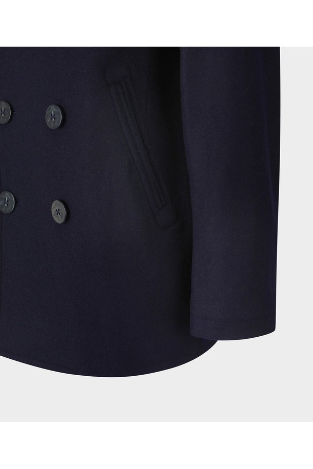 세련된 무드의 네이비 컬러 울 피코트입니다. 클래식하고 모던한 스타일로, 겨울과 간절기에 착용하기 좋습니다. 두꺼운 두께감으로 보온성을 높였으며, 레귤러핏으로 편안하게 착용 가능합니다. 더블 버튼 여밈 방식과 숏 기장의 디자인으로, 다양한 룩에 활용하기 좋습니다. 사이드 포켓 디테일로 실용성을 더했습니다. 겨울 데일리룩, 출근룩, 모임룩 등 폭넓게 활용할 수 있으며, 미니멀하고 시크한 스타일을 연출하기에 좋습니다.
