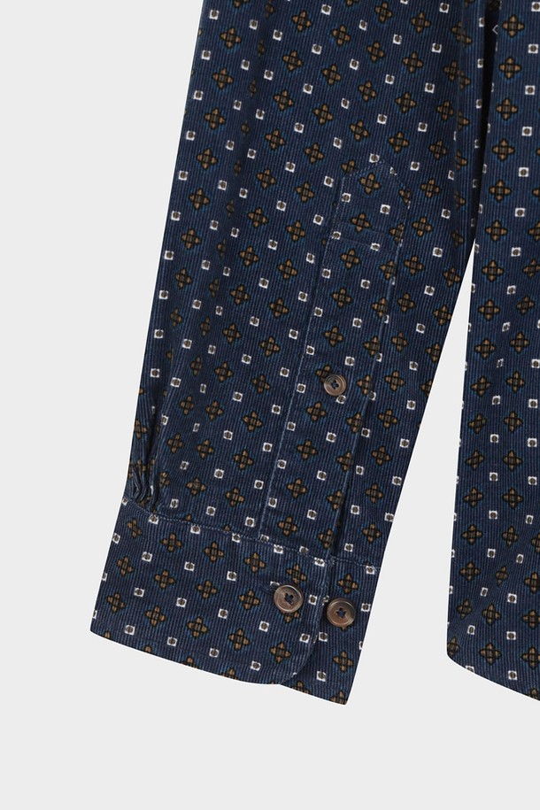 네이비 컬러의 코듀로이 페이즐리 패턴 셔츠(BBTHMMF402)입니다. 부드러운 촉감의 코듀로이와 면 혼방 소재로 제작되어, 사계절 내내 활용 가능합니다. 레귤러 핏에 긴 소매, 칼라 디테일로 캐주얼하면서도 클래식한 스타일을 연출합니다. 워싱 가공을 통해 자연스러운 색감을 살렸으며, 단독으로 또는 이너웨어와 레이어드하여 다양한 스타일을 시도할 수 있습니다. 치노 팬츠나 데님과 매치하여 데이트룩, 카페룩 등 다채로운 TPO에 활용해보세요.
