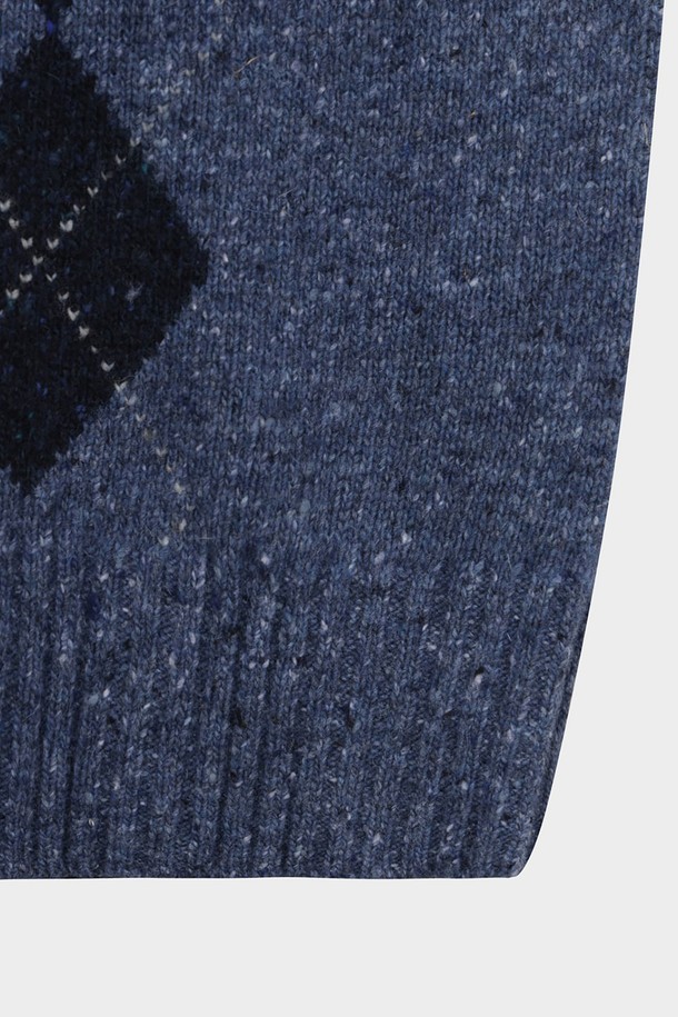 울 아가일 패턴 베스트 (블루) (BBWVMFF401)는 가을, 겨울 시즌에 활용하기 좋은 클래식 스타일의 베스트입니다. 부드러운 촉감의 울 80%, 폴리아미드 20% 혼방 소재로 제작되어 보온성이 뛰어나며, 두꺼운 두께감으로 따뜻하게 착용할 수 있습니다. 셔츠나 터틀넥과 레이어드하여 스타일리시하게 연출하거나, 재킷 안에 이너로 활용하여 보온성을 높일 수 있습니다. 레귤러핏에 V넥 디자인, 민소매 기장으로 제작되었으며, 정교한 니팅 기술로 아가일 패턴을 섬세하게 표현했습니다. 겨울 데일리룩, 오피스룩, 모임룩 등 다양한 TPO에 맞춰 클래식, 미니멀, 캐주얼 스타일을 연출해보세요.
