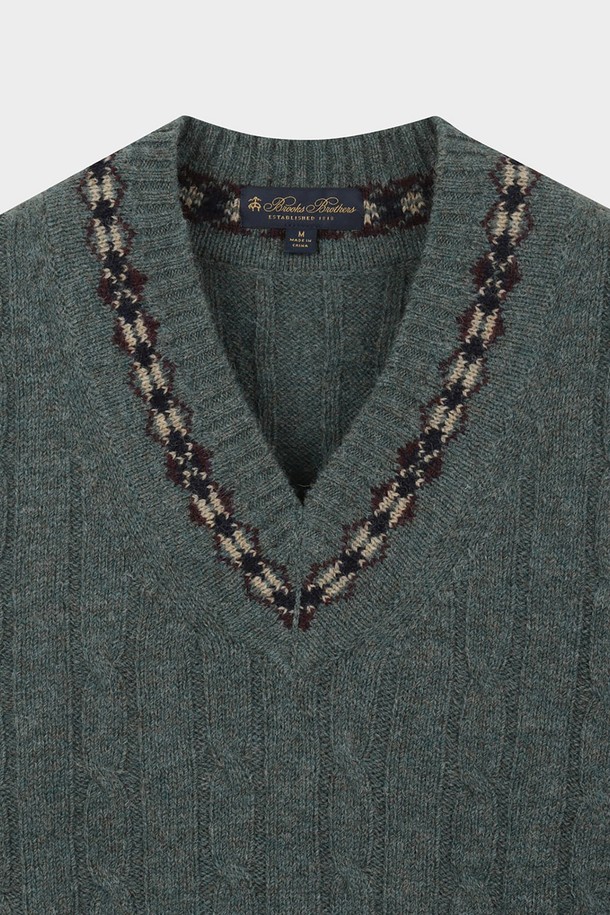 이번 겨울, 클래식한 무드를 더해줄 울 케이블 패턴 베스트 (그린) (BBWVMMF401)입니다. 서들랜드 울 소재를 사용하여 가볍지만 뛰어난 보온성을 자랑하며, 러스틱한 촉감이 특징입니다. 클래식한 핏과 V넥 디자인, 페어아일 네크라인 디테일이 빈티지한 감성을 선사합니다. 다양한 이너와 레이어링하여 개성 있는 스타일을 연출하거나, 테니스 스타일을 연출하여 단품으로도 멋스럽게 착용할 수 있습니다. 겨울 데일리룩에 포인트를 더해줄 이너 아이템으로 활용해 보세요.
