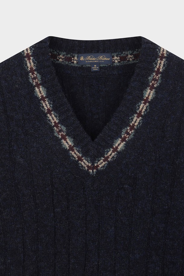 네이비 컬러의 울 케이블 브이넥 스웨터입니다. 셰틀랜드 울 소재를 사용하여 부드러운 촉감과 뛰어난 보온성을 자랑합니다. 클래식한 디자인에 테니스 스타일 니트와 페어아일 넥라인 디테일이 더해져 세련된 분위기를 연출합니다. 겨울 데일리룩, 데이트룩, 모임룩 등 다양한 TPO에 활용 가능하며, 미니멀, 캐주얼 스타일에도 잘 어울립니다. 따뜻하고 스타일리시한 겨울을 위한 필수 아이템입니다.
