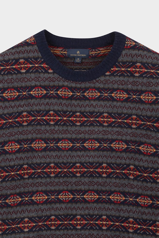 BBWRMFF402 울 빈티지 페어아일 크루넥 스웨터(그레이)는 겨울철 데일리룩을 위한 클래식하고 미니멀한 스타일의 니트/스웨터입니다. 울과 폴리아미드의 혼방 소재로 제작되어 보온성이 뛰어나며, 레귤러 기장의 긴 소매 디자인입니다. 크루넥 라인과 페어아일 패턴이 빈티지한 무드를 자아냅니다. 셔츠나 다양한 이너와 레이어드하여 폭넓은 스타일을 연출할 수 있습니다.
