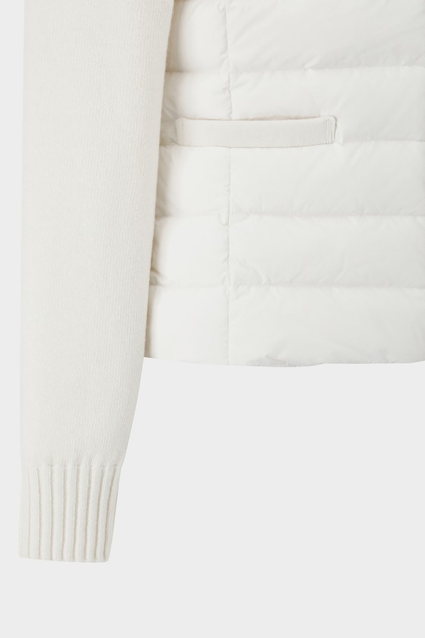 **[여성] 니트블록점퍼 (아이보리) (BBOPWBF403)**는 가을과 겨울철, 일상에서 따뜻하게 착용하기 좋은 여성 니트 블록 점퍼입니다. 부드러운 촉감의 두꺼운 니트 소재로 제작되었으며, 레귤러핏으로 편안한 착용감을 선사합니다. 아이보리 컬러에 무지 패턴으로 디자인되어 다양한 스타일의 연출이 가능하며, 집업 여밈 방식으로 간편하게 착용할 수 있습니다. 니트 소매 배색이 포인트이며, 크롭 기장으로 트렌디함을 더했습니다. 겨울 데일리룩, 집콕룩, 산책룩 등 캐주얼하고 미니멀한 스타일로 활용하기 좋습니다.
