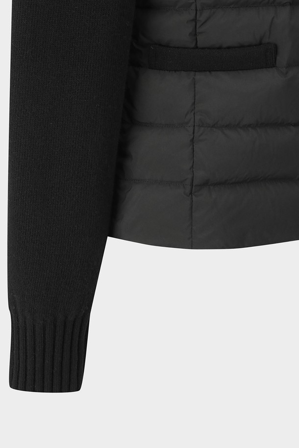 [여성] 니트블록점퍼 (블랙) (BBOPWBF403)는 겨울철 데일리룩에 적합한 여성용 아우터입니다. 베이직, 미니멀, 클래식 스타일을 아우르며, 두꺼운 두께감과 부드러운 촉감의 폴리에스테르 소재로 제작되었습니다. 블록 패턴과 집업 여밈 방식, 긴 소매 기장이 특징이며, 크롭 기장으로 세련된 실루엣을 연출합니다. 다운충전재와 보온성, 경량 디자인으로 따뜻하고 편안하게 착용 가능하며, 골든플리스 로고가 돋보입니다.
