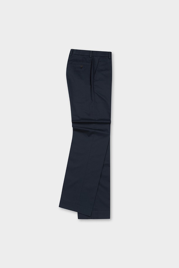 네이비 컬러의 레귤러핏 코튼 스트레치 어드밴티지 치노 (BBPCMFZ502)입니다. 면 소재로 제작되어 봄, 가을에 착용하기 좋으며, 베이직하고 클래식한 스타일을 연출합니다. 출근룩 또는 비즈니스 캐주얼에 적합하며, 미니멀하고 클래식한 분위기를 더합니다. 레귤러핏으로 편안한 착용감을 제공하며, 스트레치 기능이 있어 활동성을 높여줍니다. 무지 디자인으로 다양한 상의와 손쉽게 매치할 수 있습니다.
