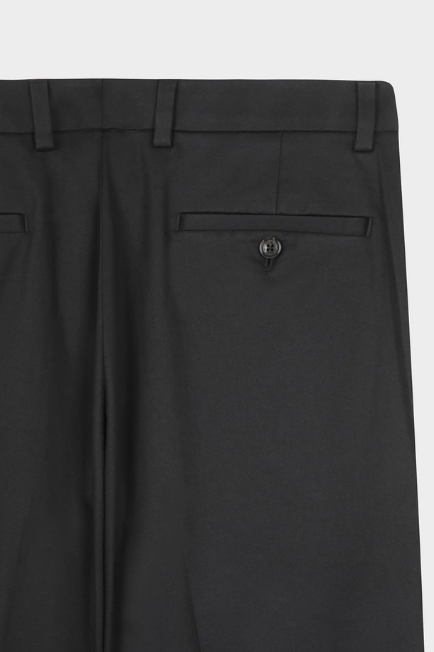 레귤러핏 코튼 스트레치 어드밴티지 치노 (블랙)는 베이직하고 캐주얼한 스타일의 남성용 치노 팬츠입니다. 부드러운 촉감의 면 소재에 스트레치 기능이 더해져 편안한 착용감을 선사합니다. 봄, 여름, 가을 시즌에 활용하기 좋으며, 출근룩이나 비즈니스 캐주얼 스타일에도 잘 어울립니다. 미니멀하고 클래식한 스타일을 선호하는 분들께 추천하며, 레귤러핏으로 제작되어 편안한 핏을 제공합니다. 무지 디자인의 블랙 컬러로 다양한 상의와 손쉽게 매치할 수 있습니다.
