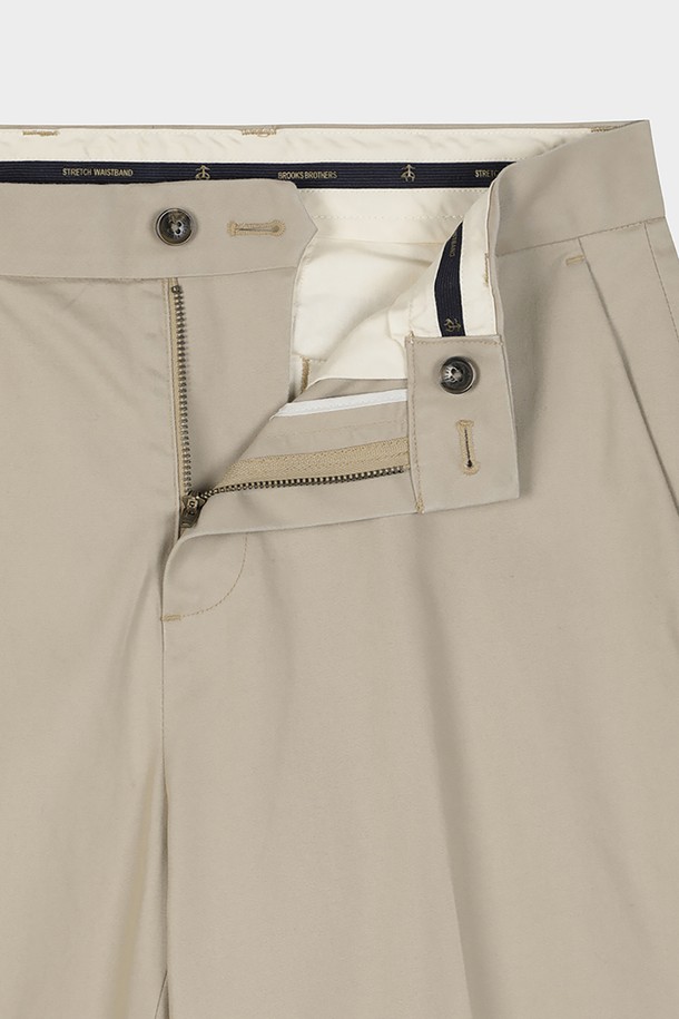 레귤러핏의 브리티쉬카키 컬러 코튼 스트레치 어드밴티지 치노 (BBPCMFZ502)입니다. 면 소재로 제작되어 편안한 착용감을 제공하며, 봄, 여름, 가을 세 계절 모두 활용 가능합니다. 베이직하고 캐주얼한 스타일로, 출근룩이나 비즈니스 캐주얼에도 적합합니다. 레귤러핏 디자인에 스트레치 기능까지 더해져 활동성을 높였습니다. 미니멀, 클래식 스타일을 선호하는 남성분들께 추천하는 긴 기장의 치노팬츠입니다.
