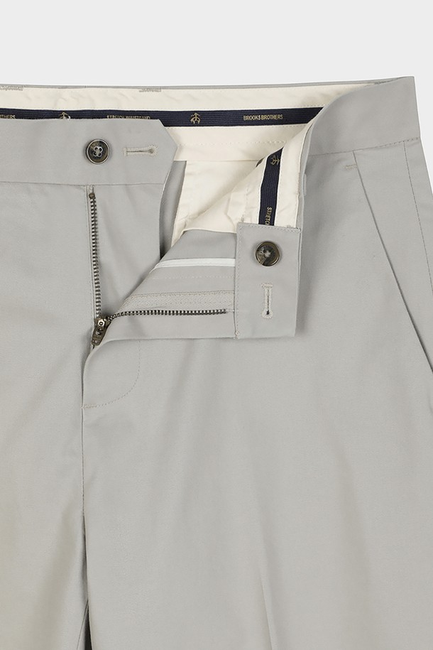 베이직하고 캐주얼한 스타일의 남성용 레귤러핏 코튼 스트레치 어드밴티지 치노입니다. 부드러운 면 소재로 제작되어 편안한 착용감을 선사하며, 봄, 여름, 가을 3계절 모두 활용 가능합니다. 카키 컬러의 무지 디자인으로 어떤 상의에도 잘 어울리며, 일상복으로 활용하기 좋습니다. 스트레치 기능이 더해져 활동성을 높인 긴 바지 치노팬츠입니다. 미니멀하고 클래식한 스타일을 선호하는 남성에게 추천합니다.
