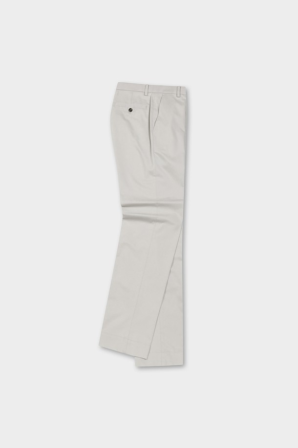 레귤러핏 코튼 스트레치 어드밴티지 치노 (스톤) (BBPCMFZ502)는 남성용 치노팬츠입니다. 부드러운 촉감의 면과 스판덱스 혼방 소재로 제작되어 편안한 착용감을 제공하며, 사계절 활용 가능합니다. 레귤러핏 스트레이트 디자인으로 베이직하고 클래식한 스타일을 연출하며, 출근룩 및 비즈니스 캐주얼에 적합합니다. 논아이론 처리, 스트레치 소재, 슬란트 포켓, 버튼 백포켓, 최소 주름 등의 기능성으로 실용성을 더했습니다. 스톤 컬러의 무지 디자인으로 미니멀하고 세련된 스타일을 완성해 보세요.
