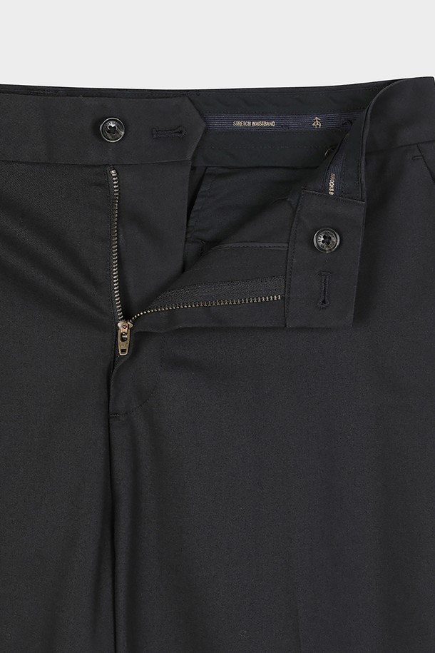 슬림핏 코튼 스트레치 어드밴티지 치노 (블랙) (BBPCMFZ501)는 남성용 치노 팬츠입니다. 부드러운 면 소재에 스트레치 기능이 더해져 편안한 착용감을 제공하며, 봄, 여름, 가을 세 계절 모두 활용 가능합니다. 슬림핏 디자인으로 캐주얼하면서도 미니멀한 스타일을 연출하며, 출근룩이나 비즈니스 캐주얼에도 적합합니다. 블랙 컬러의 무지 디자인으로 다양한 상의와 손쉽게 매치하여 클래식한 스타일을 완성할 수 있습니다.
