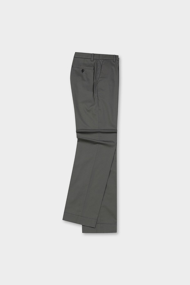 슬림핏 코튼 스트레치 어드밴티지 치노 (마그넷) (BBPCMFZ501)는 부드러운 촉감의 면 소재에 스트레치 기능이 더해져 편안한 착용감을 선사합니다. 베이직하고 캐주얼한 스타일로, 봄, 가을에 활용하기 좋은 긴 기장의 치노팬츠입니다. 출근룩과 비즈니스 캐주얼에 적합하며, 캐주얼, 클래식, 미니멀 스타일을 연출하기 좋습니다. 슬림핏으로 제작되어 세련된 핏을 자랑하며, 마그넷 컬러로 다양한 상의와 매치하기 용이합니다. 무지 디자인으로 어떤 스타일에도 잘 어울려 활용도가 높습니다.
