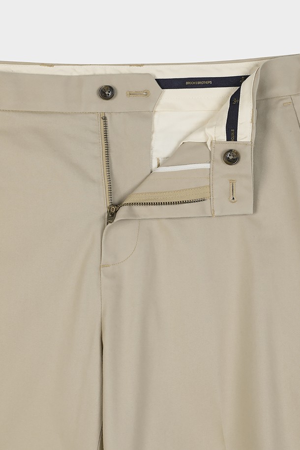 슬림핏 코튼 스트레치 어드밴티지 치노 (브리티쉬카키)는 남성용 치노팬츠입니다. 봄, 여름, 가을에 착용하기 좋으며, 일상 및 출근룩, 비즈니스 캐주얼에 적합합니다. 베이직하고 캐주얼한 스타일을 연출하며, 슬림핏 디자인으로 깔끔한 핏을 선사합니다. 면 소재에 스트레치 기능이 더해져 편안한 착용감을 제공합니다.
