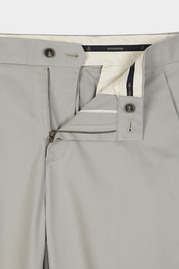 심플하고 세련된 디자인의 슬림핏 코튼 스트레치 어드밴티지 치노 (카키)입니다. 사계절 내내 활용 가능한 베이직한 아이템으로, 일상 및 비즈니스 캐주얼 스타일에 모두 잘 어울립니다. 부드러운 면과 스판덱스 혼방 소재로 제작되어 편안한 착용감과 활동성을 제공하며, 내장형 스트레치 밴딩으로 더욱 안정감 있는 핏을 선사합니다. 플랫 프론트 디자인과 테이퍼드 핏으로 다리가 길어 보이는 효과를 주며, 구김이 적어 관리가 용이합니다. 비스듬한 앞면 포켓과 버튼 뒷면 포켓 디테일로 실용성을 더했습니다.
