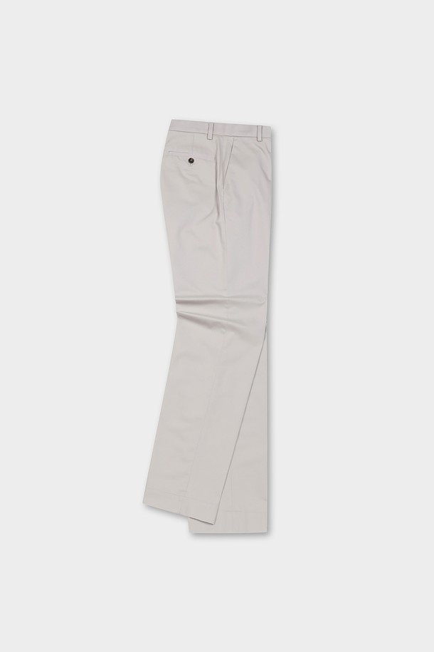 슬림핏 코튼 스트레치 어드밴티지 치노 (스톤) (BBPCMFZ501)는 남성용 치노 팬츠입니다. 데일리웨어와 일상, 출근룩, 비즈니스 캐주얼에 적합하며, 클래식, 미니멀, 캐주얼 스타일을 연출할 수 있습니다. 사계절 착용 가능하며, 면과 스판덱스 혼방 소재로 제작되어 편안한 착용감을 제공합니다. 논아이론 가공으로 구김을 최소화했으며, 슬림핏 및 테이퍼드 핏으로 세련된 실루엣을 연출합니다. 플랫 프론트 디자인과 앞면 비스듬한 포켓, 뒷면 버튼 포켓, 내장 스트레치 밴드가 특징입니다.
