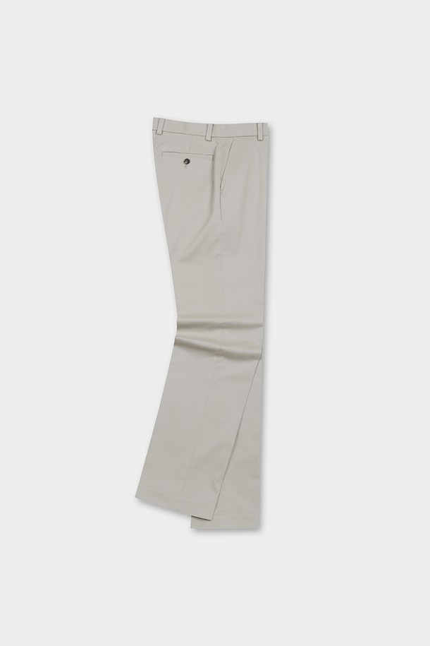 레귤러핏 헤비웨이트 어드밴티지 치노 (카키) (BBPCMMZ532)는 남성용 치노팬츠입니다. 일상 및 오피스룩, 비즈니스 캐주얼에 적합하며, 베이직하고 클래식한 스타일을 연출합니다. 사계절 착용 가능하며, 두꺼운 두께감으로 안정감을 줍니다. 면과 스판덱스 혼방 소재로 제작되어 편안한 착용감과 활동성을 제공합니다. 논아이론 가공, 슬랜트 포켓, 버튼 백포켓, 플랫 프론트 디자인이 특징이며, 핏은 레귤러핏입니다.
