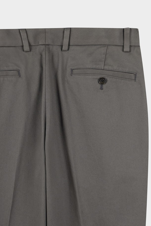 **레귤러핏 헤비웨이트 어드밴티지 치노 (마그넷) (BBPCMMZ532)**

탄탄한 면 소재의 레귤러핏 치노 팬츠입니다. 차분하고 세련된 마그넷 컬러와 베이직한 디자인으로, 다양한 상의와 손쉽게 매치할 수 있습니다. 두꺼운 두께감으로 사계절 내내 착용 가능하며, 출근룩과 비즈니스 캐주얼 스타일, 캐주얼, 클래식, 미니멀 스타일 연출에 적합합니다. 
