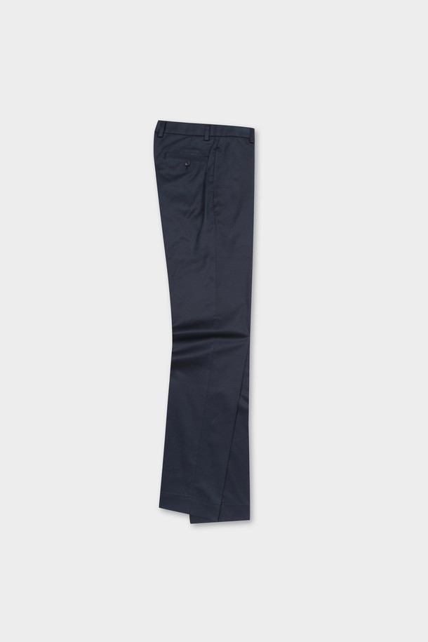 네이비 컬러의 레귤러핏 라이트웨이트 어드밴티지 치노 팬츠입니다. 봄, 여름 시즌에 적합하며, 가볍고 부드러운 면 소재로 제작되어 편안한 착용감을 선사합니다. 베이직하고 캐주얼한 스타일로, 출근룩이나 비즈니스 캐주얼에 활용하기 좋습니다. 미니멀하고 클래식한 디자인으로 다양한 상의와 매치하여 스타일리시하게 연출할 수 있습니다. 얇은 두께감과 레귤러핏으로 시원하고 깔끔한 핏을 제공합니다.
