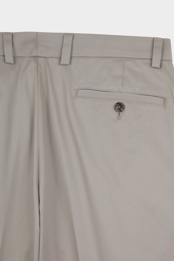 **레귤러핏 라이트웨이트 어드밴티지 치노 (카키) (BBPCMMZ502)**는 남성용 치노팬츠입니다. 봄, 여름 시즌에 적합하며, 베이직하고 캐주얼한 스타일을 연출하기 좋습니다. 면 소재의 얇은 두께로 제작되어 가볍고 편안한 착용감을 제공합니다. 레귤러핏으로 제작되었으며, 무지 디자인의 카키 컬러로 다양한 상의와 매치하기 용이합니다. 캐주얼, 미니멀, 클래식 스타일을 선호하는 고객에게 추천합니다.
