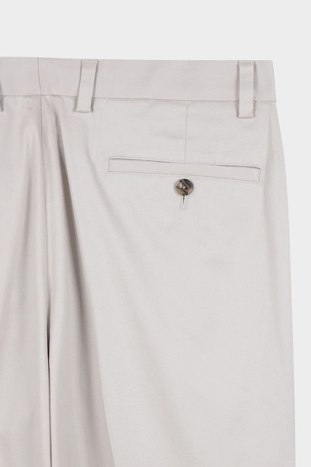 레귤러핏 라이트웨이트 어드밴티지 치노 (스톤) (BBPCMMZ502)는 여름철 시원하게 착용하기 좋은 남성용 치노 팬츠입니다. 얇은 두께감과 부드러운 촉감의 면, 스판덱스 혼방 소재로 제작되어 편안한 착용감을 선사합니다. 베이직하고 캐주얼한 스타일로, 일상복으로 활용하기 좋습니다. 논아이론 처리된 구김 방지 원단과 내부 스트레치 밴딩 디테일, 슬랜트 앞주머니, 버튼 뒷주머니로 실용성을 더했습니다. 레귤러핏으로 제작되어 편안하면서도 세련된 핏을 연출합니다.
