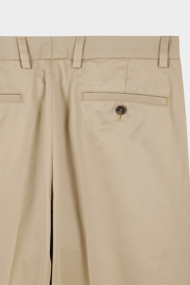 **슬림핏 라이트웨이트 어드밴티지 치노 (브리티쉬카키) (BBPCMMZ501)**

가볍고 시원한 착용감의 슬림핏 라이트웨이트 어드밴티지 치노 팬츠입니다. 브리티쉬 카키 컬러에 무지 디자인으로, 출근룩과 비즈니스 캐주얼에 적합합니다. 허리 부분 내장 스트레치 밴드로 편안함을 더했으며, 논아이론 가공으로 관리가 용이합니다. 코튼과 스판덱스 혼방 소재로 제작되어 신축성 있는 활동성을 제공합니다. 앞면 비스듬한 포켓과 뒷면 버튼 포켓, 플랫 프론트 디자인으로 깔끔한 스타일을 연출합니다.
