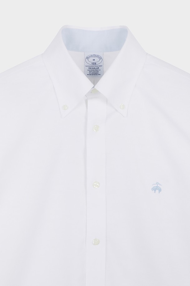 논아이런 옥스포드 셔츠 (화이트) (BBTHMNZ501)는 남성용 상의로, 일상 및 비즈니스 상황 모두에 적합한 셔츠입니다. 부드러운 촉감의 면 소재에 논아이런 기능을 더해 구김 없이 편안하게 착용할 수 있습니다. 클래식하고 베이직한 스타일로, 레귤러핏과 긴소매 디자인이 특징입니다. 차이나 칼라가 돋보이며, 사계절 내내 활용 가능한 실용적인 아이템입니다. 출근룩, 비즈니스 캐주얼, 오피스룩 등 다양한 TPO에 미니멀하게 연출하기 좋습니다.
