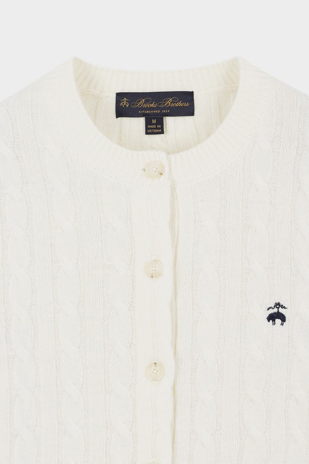 [여성] 울 케이블 가디건 (아이보리) (BBWCWBF402)은 부드러운 울 소재로 제작되어 가을과 겨울에 따뜻하게 착용하기 좋은 여성 가디건입니다. 라운드 넥과 긴 소매, 레귤러 핏으로 클래식하고 베이직한 디자인을 연출하며, 케이블 패턴이 돋보입니다. 두께감 있는 니트 소재로 포근함을 더하고 버튼 여밈 방식으로 편안하게 착용할 수 있습니다. 출근룩과 모임룩은 물론, 미니멀, 캐주얼 스타일에도 잘 어울려 다양한 스타일링을 즐길 수 있습니다.
