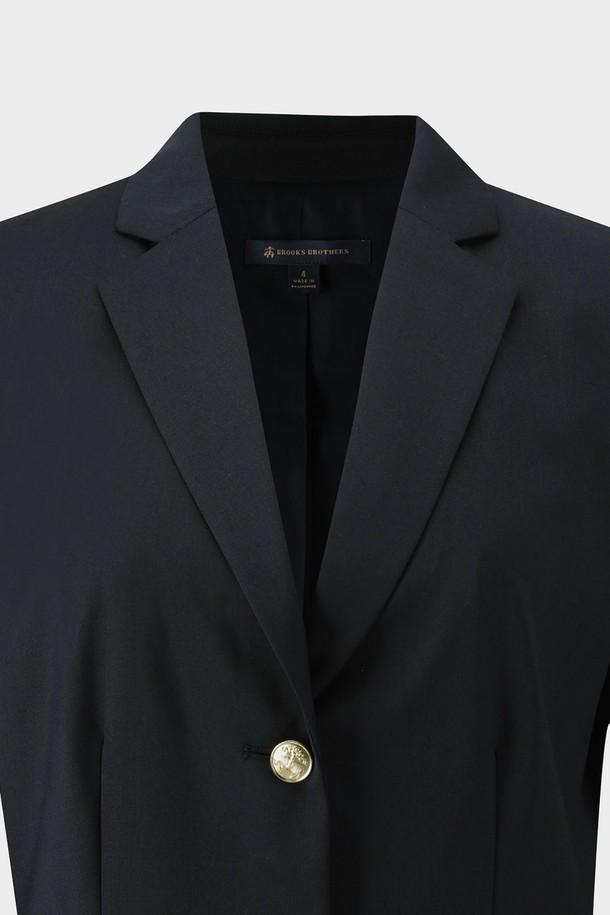세련된 무드의 여성 울 싱글 2버튼 금장 블레이저 (네이비)입니다. 포멀, 비즈니스 룩에 어울리는 클래식하고 엘레강스한 스타일을 연출합니다. 고급스러운 울 소재, 슬림핏 디자인으로 시크한 실루엣을 완성하며, 허리 다트와 얇은 숄더 패딩이 섬세한 핏을 잡아줍니다. 싱글 버튼 여밈과 금장 버튼 디테일이 포인트이며, 봄, 가을 시즌에 활용하기 좋습니다. 오피스룩, 비즈니스 캐주얼, 출근룩에 활용하여 세련된 스타일을 연출해보세요.
