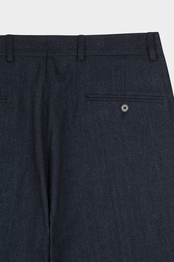 네이비 컬러의 코튼 플란넬 헤링본 트라우저 (BBPCMNF406)입니다. 부드러운 촉감의 면과 플란넬 소재로 제작되어 가을, 겨울 시즌에 따뜻하게 착용하기 좋습니다. 헤링본 패턴이 클래식한 무드를 더하며, 레귤러 핏으로 편안한 착용감을 선사합니다. 출근룩, 비즈니스 캐주얼, 모임룩 등 다양한 TPO에 활용 가능하며, 미니멀, 캐주얼 스타일과 잘 어울립니다.
