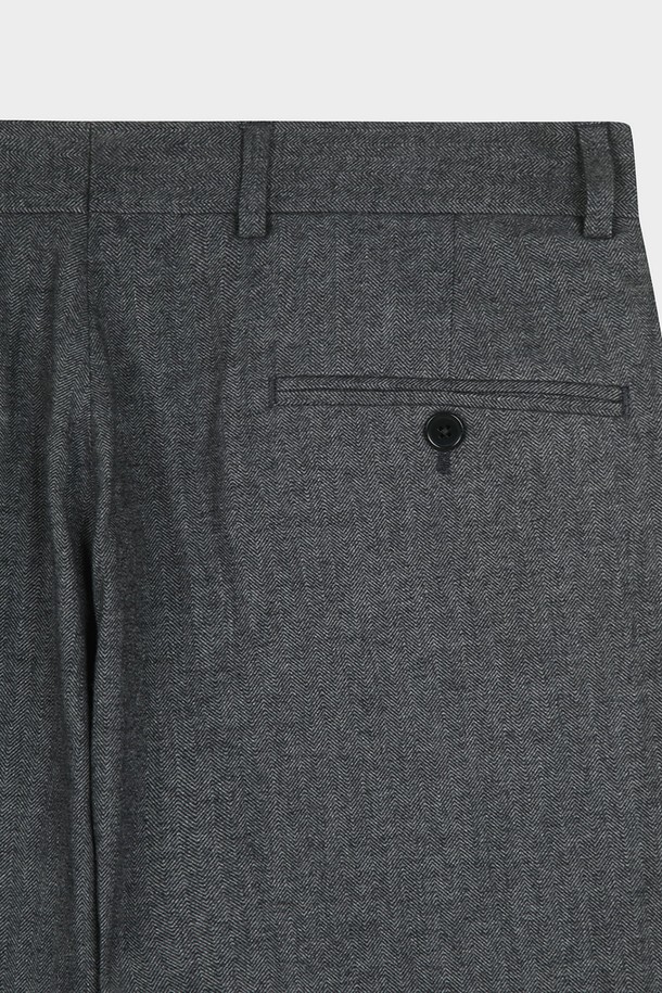 **코튼 플란넬 헤링본 트라우저 (그레이) (BBPCMNF406)**

부드러운 코튼 플란넬 소재로 제작되어 가을과 겨울에 따뜻하게 착용하기 좋은 남성용 트라우저입니다. 클래식한 무드의 레귤러핏으로, 헤링본 패턴이 세련된 느낌을 더합니다. 오피스룩, 비즈니스 캐주얼, 모임룩 등 다양한 TPO에 활용하기 좋으며, 미니멀한 스타일을 연출하기에도 적합합니다. 두께감 있는 소재로 제작되어 보온성이 뛰어나며, 부드러운 촉감이 특징입니다.
