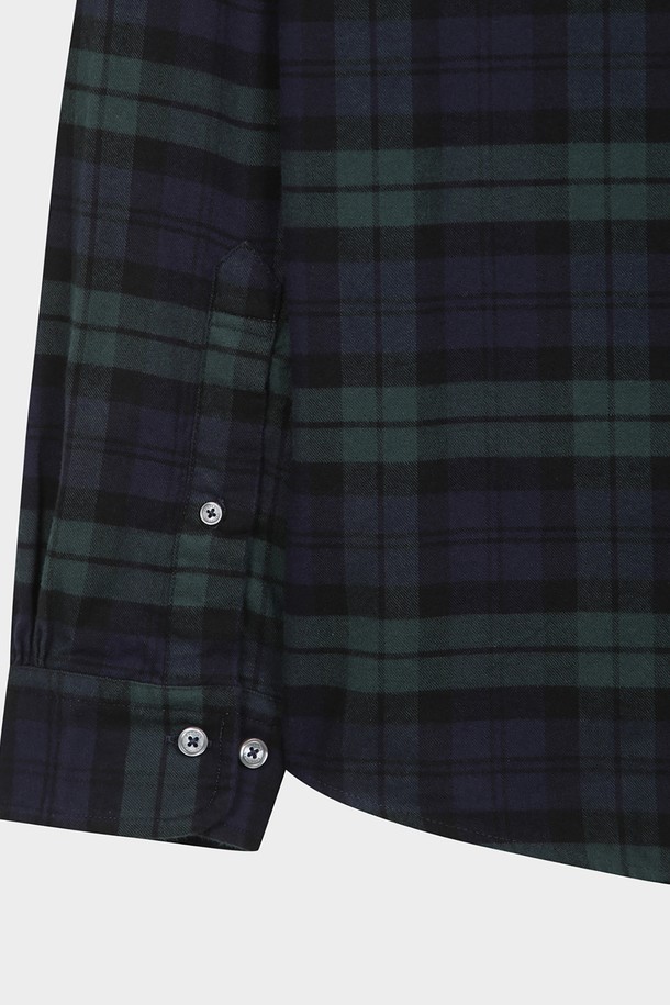 소멜로스 플란넬 체크 셔츠 (멀티) (BBTHMMF401)는 남성용 상의입니다. 부드러운 촉감의 플란넬 소재로 제작되었으며, 가을과 겨울에 착용하기 좋은 두꺼운 두께감을 자랑합니다. 캐주얼, 베이직 스타일의 루즈핏 셔츠로, 다양한 멀티, 네이비, 그린 컬러의 체크 패턴이 돋보입니다. 칼라 넥라인과 긴 소매, 버튼다운 디자인으로 클래식하면서도 미니멀한 무드를 연출합니다. 일상복으로 활용하기 좋은 아이템입니다.
