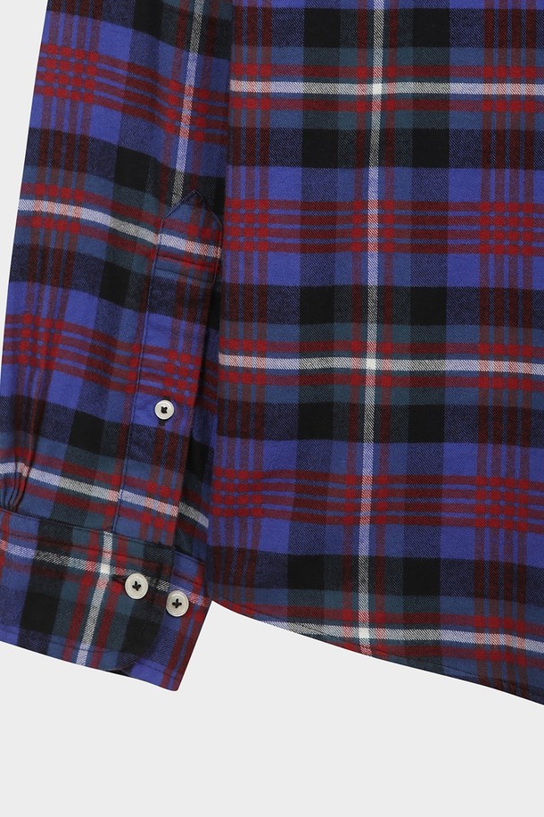 소멜로스 플란넬 체크 셔츠 (블루) (BBTHMMF401)는 남성용 셔츠로, 가을과 겨울에 따뜻하게 착용하기 좋은 두꺼운 두께감의 플란넬 소재입니다. 블루, 레드, 네이비 컬러의 체크 패턴이 돋보이며, 버튼다운 디자인과 긴소매로 제작되었습니다. 레귤러핏으로 제작되어 편안한 착용감을 제공하며, 캐주얼, 클래식, 미니멀 스타일을 모두 소화할 수 있습니다. 출근룩과 비즈니스 캐주얼에도 활용 가능한 활용도 높은 아이템입니다. 부드러운 촉감의 플란넬 소재가 포근함을 더합니다.
