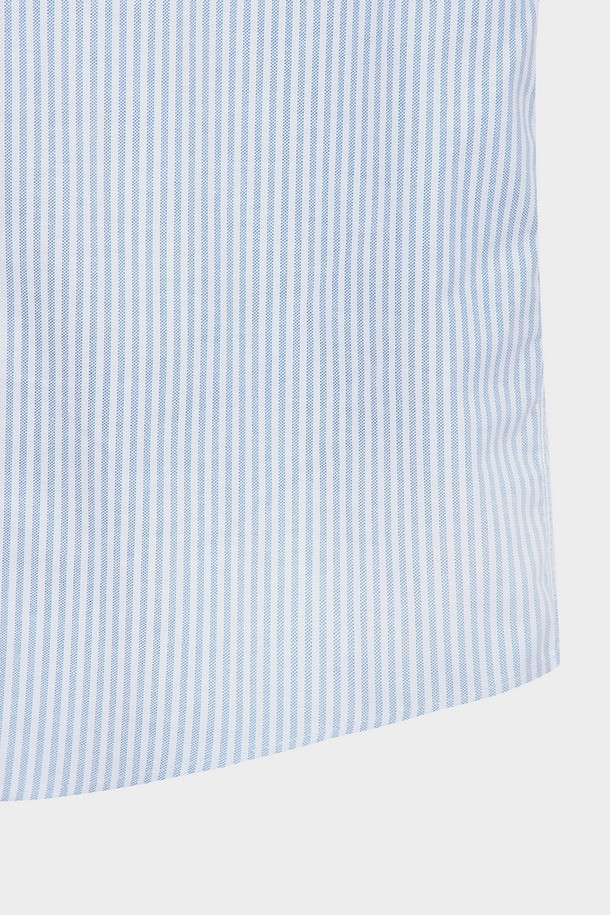 논아이론 옥스포드 캔디 스트라이프 셔츠 (블루) (BBTHMFF302)는 남성용 셔츠로, 봄과 여름에 착용하기 좋습니다. 부드러운 촉감의 면 소재에 논아이론 기능을 더하여 편안함과 관리가 용이합니다. 베이직하고 캐주얼한 스타일로, 레귤러핏에 긴소매 기장이며 차이나칼라 디자인으로 제작되었습니다. 얇은 두께감과 옥스포드 원단, 캔디 스트라이프 패턴이 특징이며, 비즈니스 캐주얼 및 출근룩, 캐주얼, 클래식, 미니멀 스타일 연출에 적합합니다.
