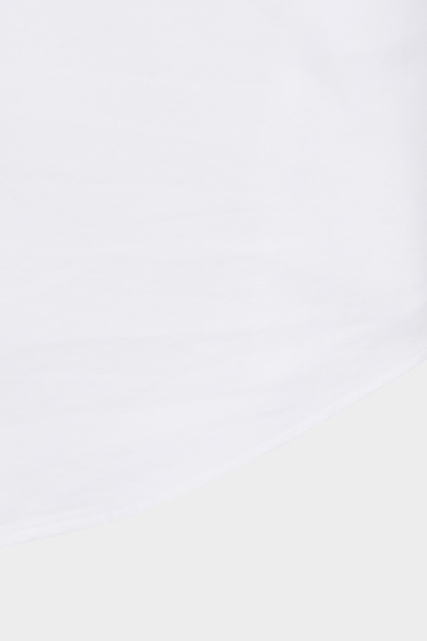 프라이데이 옥스포드 솔리드 셔츠 (화이트) (BBTHMMF302)는 남성용 셔츠로, 베이직하고 클래식한 스타일을 연출합니다. 면 소재로 제작되어 봄, 가을에 착용하기 좋으며, 레귤러핏에 긴 소매 기장입니다. 깔끔한 무지 디자인과 차이나 칼라가 특징이며, 출근룩, 비즈니스 캐주얼, 데이트룩 등 다양한 TPO에 활용할 수 있습니다. 미니멀하고 클래식한 스타일을 선호하는 분들에게 적합한 아이템입니다.
