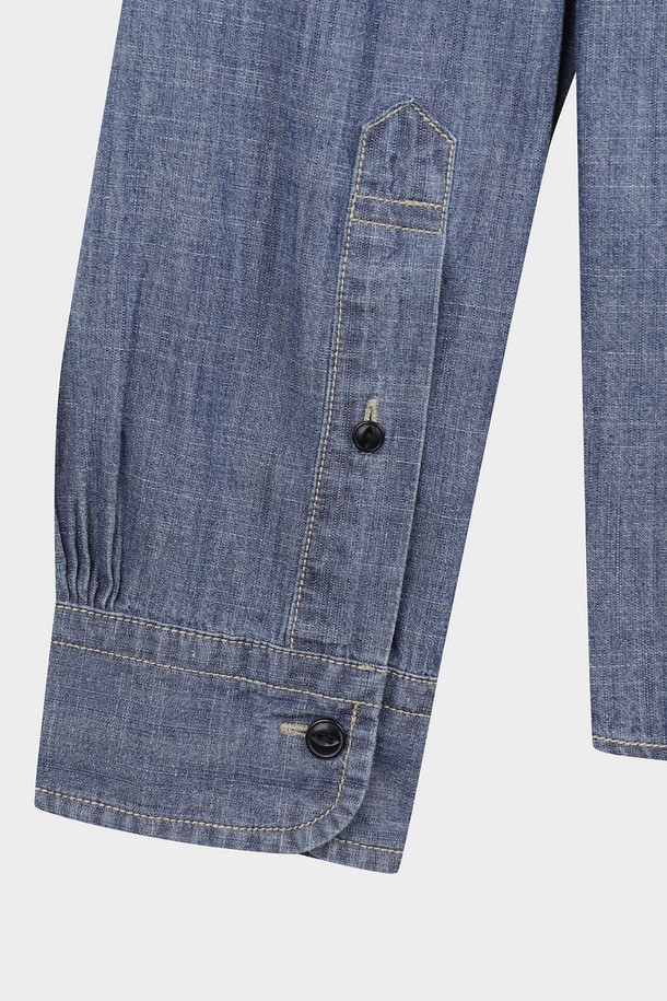 남성용 샴브레이 워크셔츠 (인디고)입니다. 데님 소재의 레귤러핏 긴소매 셔츠로, 봄, 가을에 착용하기 좋습니다. 차이나칼라와 포켓 디테일이 돋보이며, 워크웨어 스타일과 베이직한 디자인으로 캐주얼하고 클래식한 분위기를 연출합니다. 출근룩과 데이트룩에 모두 잘 어울리는 활용도 높은 아이템입니다.
