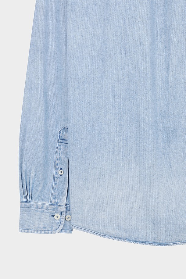 가볍고 시원한 코튼 샴브레이 셔츠 (라이트인디고) (BBTHMMF307)는 봄, 여름 시즌에 적합한 남성 셔츠입니다. 부드러운 촉감의 샴브레이 면 소재로 제작되어 편안한 착용감을 선사하며, 레귤러 핏과 긴 소매 기장으로 깔끔한 실루엣을 연출합니다. 베이직하고 캐주얼한 스타일로, 일상복뿐만 아니라 출근룩이나 비즈니스 캐주얼에도 활용 가능합니다. 차이나 칼라 디자인과 가슴 포켓 디테일이 특징이며, 미니멀, 클래식한 스타일을 선호하는 분들께 추천합니다. 라이트인디고 컬러는 어떤 하의와도 잘 어울려 다양한 스타일링을 연출할 수 있습니다.
