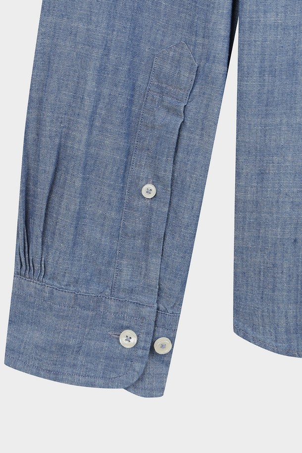 다크인디고 컬러의 코튼 샴브레이 셔츠입니다. 부드러운 촉감의 면 소재로 제작되어 봄, 여름 시즌에 시원하게 착용하기 좋습니다. 루즈핏 크롭 기장으로 캐주얼하면서도 트렌디한 스타일을 연출하며, 데이트룩, 여행룩 등 다양한 TPO에 활용 가능합니다. 베이직한 디자인에 샴브레이 원단의 은은한 질감이 더해져 미니멀, 클래식 스타일을 선호하는 여성분들께 추천합니다. 긴 소매와 카라 디테일로 깔끔한 룩을 완성해보세요.
