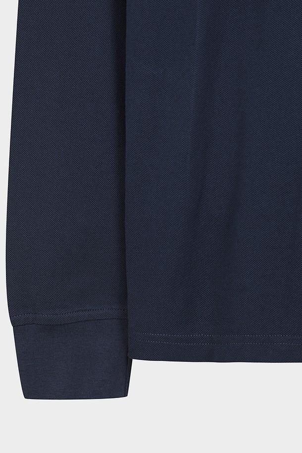 네이비 컬러의 코튼 피케 폴로셔츠(BBNTMFF302)입니다. 부드러운 촉감의 면 소재로 제작되어 봄, 여름 시즌에 편안하게 착용하기 좋습니다. 베이직하고 캐주얼한 스타일로, 레귤러 핏과 긴 소매 기장, 폴로넥 디자인이 특징입니다. 비즈니스 캐주얼 또는 출근룩에 활용하기 좋으며, 캐주얼, 클래식, 미니멀 스타일을 즐기는 분들께 추천합니다. 무지 디자인으로 다양한 하의와 매치하여 폭넓은 스타일을 연출할 수 있습니다.
