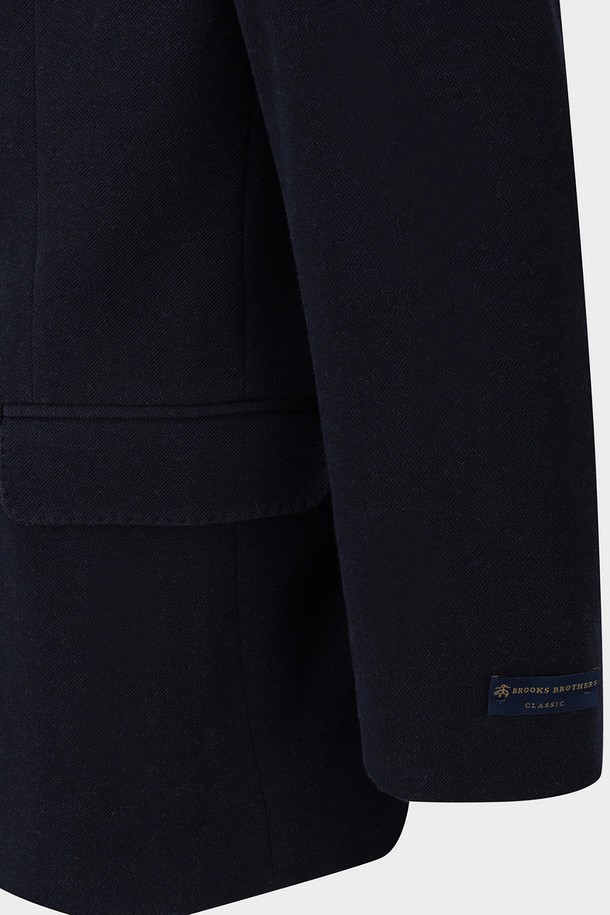 네이비 컬러의 솔리드 니트 재킷(BBJSMFF301)입니다. 부드러운 니트 소재로 제작되어 봄, 가을에 착용하기 좋으며, 레귤러핏과 중간 두께감으로 편안한 착용감을 선사합니다. 베이직하고 클래식한 스타일로, 오피스룩, 비즈니스 캐주얼, 출근룩 등 다양한 TPO에 활용할 수 있습니다. 싱글 버튼 여밈 방식과 긴 소매 기장, 솔리드 디자인으로 미니멀하고 세련된 분위기를 연출합니다.
