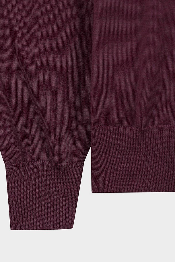 메리노울 로고 폴로 스웨터 (버건디)는 가을, 겨울 시즌에 어울리는 남성용 니트/스웨터입니다. 부드러운 촉감의 메리노울 소재로 제작되었으며, 레귤러 핏과 긴소매 디자인으로 편안한 착용감을 제공합니다. 클래식하고 베이직한 스타일로, 폴로넥과 로고 디테일이 특징입니다. 출근룩과 비즈니스 캐주얼에 적합하며, 미니멀, 클래식, 캐주얼 스타일을 즐기는 분들께 추천합니다. 두꺼운 두께감으로 따뜻함을 더했습니다.
