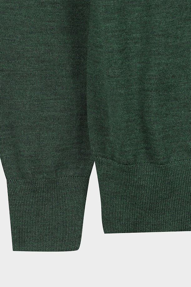 메리노울 로고 폴로 스웨터 (다크그린) (BBWTMNF301)는 부드러운 촉감의 메리노울 소재로 제작된 남성용 긴소매 스웨터입니다. 다크 그린 컬러의 레귤러핏 폴로넥 스타일로, 로고 디테일이 돋보이는 베이직하고 클래식한 디자인입니다. 두께감이 있어 가을, 겨울철에 따뜻하게 착용 가능하며, 출근룩, 비즈니스 캐주얼, 모임룩 등 다양한 TPO에 활용할 수 있습니다. 미니멀하고 캐주얼한 스타일을 연출하기에 좋은 아이템입니다.
