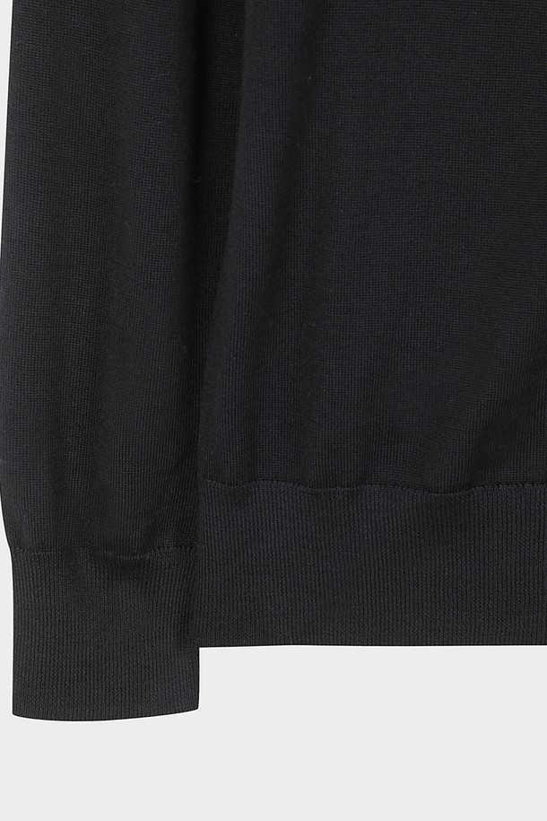 메리노울 소재의 고급스러운 로고 폴로 스웨터입니다. 블랙 컬러에 레귤러 핏으로 제작되어 베이직하면서도 클래식한 스타일을 연출합니다. 부드러운 촉감의 메리노울 소재, 긴 소매와 두꺼운 두께감으로 가을, 겨울 시즌에 따뜻하게 착용할 수 있습니다. 폴로넥 디자인이 특징이며, 출근룩, 모임룩, 비즈니스 캐주얼에 활용하기 좋습니다. 클래식, 미니멀, 캐주얼 스타일을 즐기는 분들께 추천합니다.
